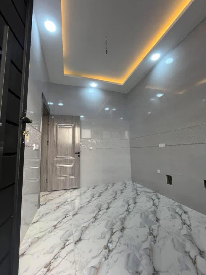 السلام عليكم ورحمة الله وبركاته #مكتب_الغوالي

بيتين للبيع في حي السماح الاساتذة المربع الذهبي ⚜️

🔹 المساحة : 100م ، الواجهة : 10م ركن ، العمق : 10م

🔹 طابقين بناء هندسي حديث مقابيل كل بيت حديقة 

🔹 سند طابو ملك صرف شرط التحويل وقرار التمليك

🔹 اساس البيت ومراحل البناء مصور بالكامل 🎥

ط1 : كراج ، استقبال ، هول ، مطبخ ، غرفة ، صحيات

ط2 : ثلاث غرف ، هول ، صحيات ، بيتونه ، سطح كاشي

مجهز بالكامل بكافة الانظمة الحديثة -

دكتات - سبالت - غسالات - انترنيت - دشات - كاميرات

للاستفسار اكثر مراجعة #مكتب_الغوالي الكائن في حي السماح الاركان قرب مدرسة السماح الابتدائية وقرب مول القمه على شارع 20 او الاتصال على الارقام التالية -

***********

***********
