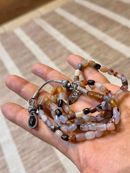 سبحة عقيق يماني شجري يمانية حره اصيله عدد الحبات ١٠١ مع كركوشة فضه ايطاليه للاستفسار اتصال او وتساب ***********
