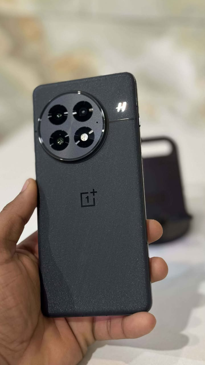 🔥 OnePlus 13 فلاجشيب للبيع 🔥
📱 OnePlus 13 أصلي
⚡ 16+12GB RAM / 512GB تخزين
🚀 أداء قوي جداً وسريع 
معالج سناب ردراكون 8 ايليت مثل الموجود ب الاس 25 الترا 
✨ الحالة:
✅ نظافة 100%
✅ ما بيه أي خدش نهائياً
❌ بدون ملحقات
📍 المكان: النجف – العباسية
🚚 توصيل متوفر لكل المحافظات
💰 السعر: خاص او اتصل ع الواتساب 
📲 التواصل واتساب فقط: *********** النجف, العراق
