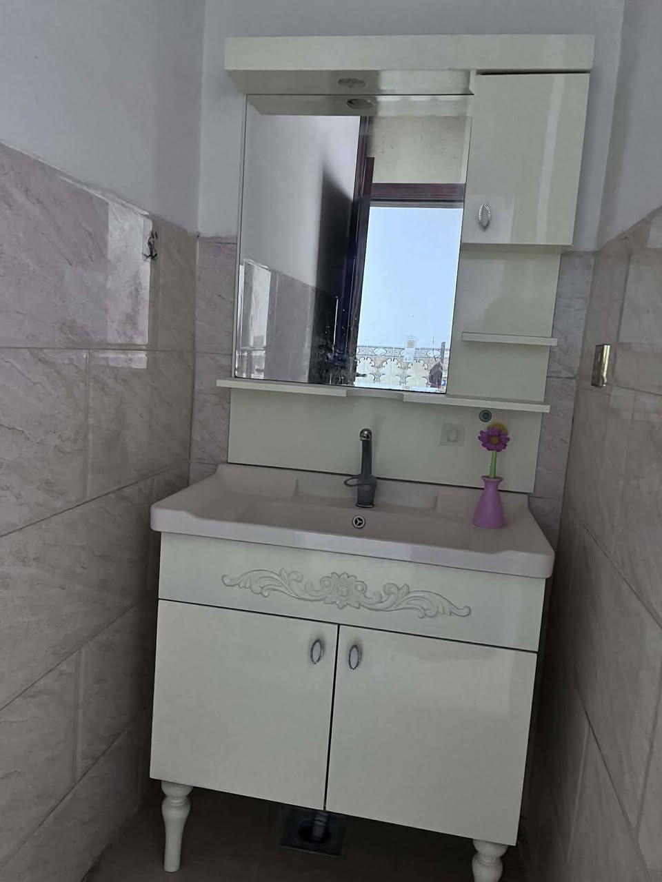 امانە بۆ فرۆشتن فەرشەکە سێ بە چواره په ردەکە حەوت دانەیه دووانی دوو مەتره او پێنجەکە یەک مەترە هەمان ڕەنگ ..


**إذا كنت صاحب هذا الإعلان وتريد حذفه لأي سبب، رجاءا أرسل رسالة إلى الدعم الفني**