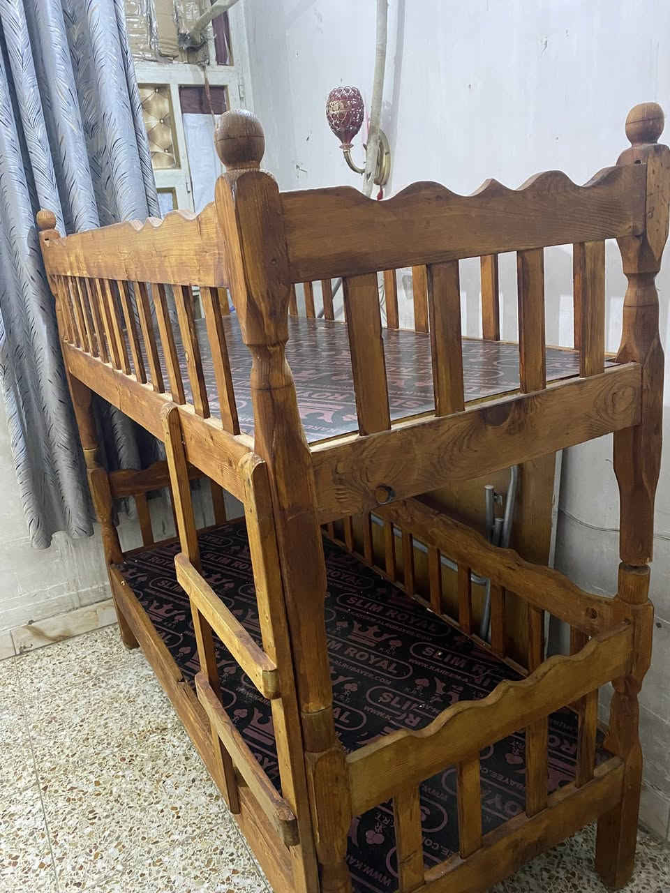 سرير طابقين من عمر سنه إلى 10 سنوات 
شغل. عراقي نظيف. مستخدم  طابقين مع دراج صعود
سمك الجربايه 70 
طوله 160
عنوان. البلديات المضمار. 
***********
