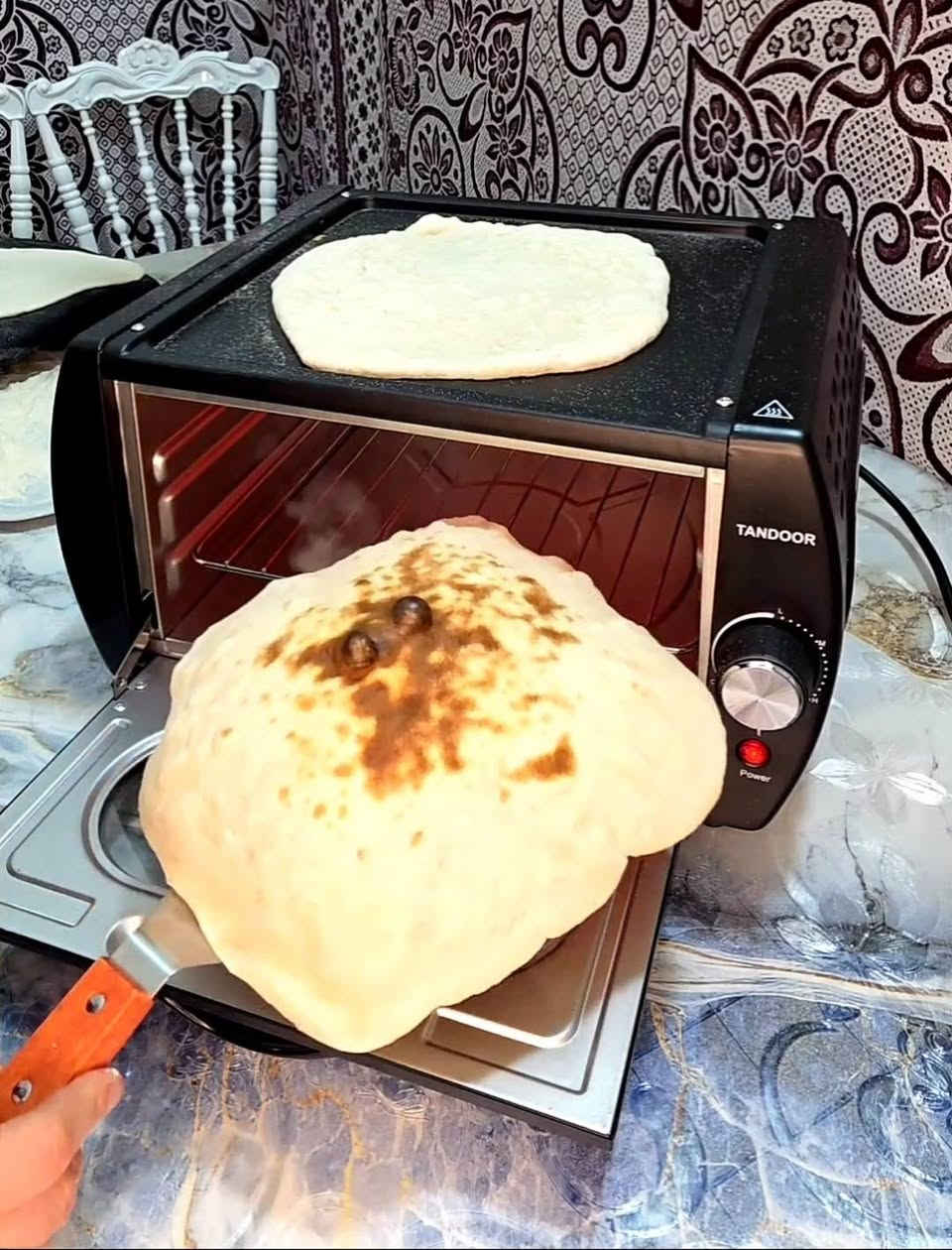 فرن تندوري كهربائي سلفر كرست
🚕 يتوفر توصيل لجميع المحافظات

استمتع بطعم الخبز الطازج والمخبوزات المنزلية بطريقة احترافية فرن تندوري عملي يمنحك حرارة قوية وتوزيع متوازن لنتائج مثالية.

⚡ قدرة كهربائية عالية 2100 واط
تسخين سريع وأداء قوي

🌡 تحكم بدرجة الحرارة حتى 400°C
مناسب لمختلف أنواع المخبوزات

🎛 3 مستويات حرارة
منخفض (L) – متوسط (M) – عالي (H)

🔥 6 هيترات علوية
لتوزيع حرارة قوي ومتوازن

✦ تصميم فرن تندور
يساعد على خبز متساوٍ ونكهة أقرب للأفران التقليدية

✦ باب زجاجي مقاوم للحرارة
مع مقبض آمن لسهولة الاستخدام

✦ هيكل معدني متين
مع فتحات تهوية جانبية لتحسين الأداء

💡 مؤشر تشغيل ضوئي
لمعرفة حالة الجهاز أثناء التشغيل

💲بسعر 60 الف 
🚕 يتوفر توصيل لجميع المحافظات

#فرن_تندوري #فرن_سلفر_كرست #تندوري


**إذا كنت صاحب هذا الإعلان وتريد حذفه لأي سبب، رجاءا أرسل رسالة إلى الدعم الفني**