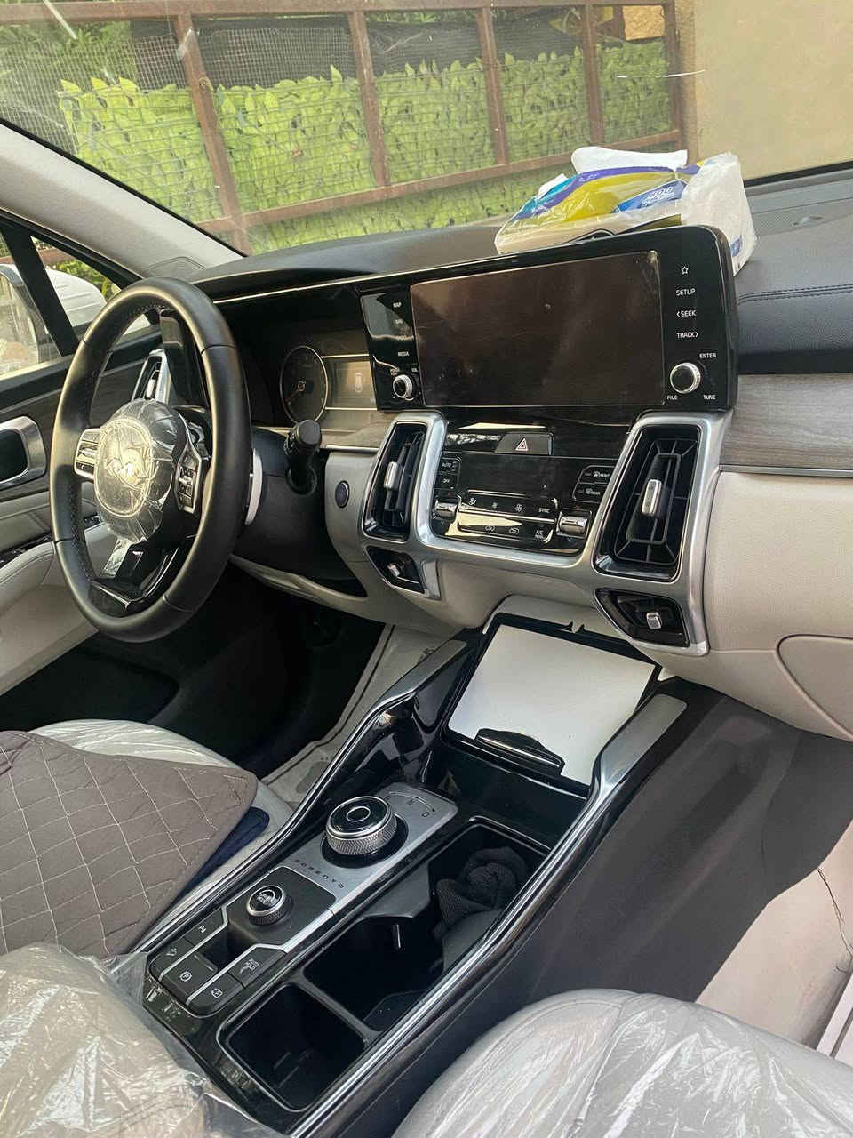 سلام عليكم سيد هذه تفاصيل السياره 
للبيع سورنتو 2023 /خليجي / رقم بغداد انكليزي/ الموقع بغداد 
السياره ضمان الشركه الدوليه

((مواصفات السيارة ))
*ماشيه(((17الف))) يعني ززززززيرو
محرك//6سلندر 3.5لتر
اربع وضعيات قياده Ece-tcomFoR-smdt-cpot-
بصبة تشغيل+بصمهابواب+تشغيل عن بعد
*بانوراما
*كير موس
*مثبت سرعه
*سايد بريك بصمه
*حساسات اماميه خلفيه 4 جهات
*ضوئيه زينون+LED+كاشفات
*باك لايت LED 
*كامرا/360درجه/ دواره
*شفتان مقود
*شاشه كبيره نكفيشن
* اضاءه داخليه هادئه لمس ( الاضاءه ثلجيه امامي خلفي من جانبين الكراسي الخلفيه)
* مقاعد مخمل ( كهربائيه) مغلفه الارضيه )
*شاشه لمس تبريد 
*ثلاث قطع تبريد 
*نظام -مانع انزلاق+نزول منحدرات
*اشاره بالمري الجانبيه
*منفذ طاقه + شاحن لاسلكي 
* صندوق كهرباء 
*دشبول ((( مطعم صاج اصلي موضح بالصور )))
بعد بيه مواصفات اكثر 

ملاحظه????
السياره مكفوله ((( عدا باردين في الباب اصلا اثر طعجه صغيره جدا قدر اقل الاصبع ((( بالصندوق ))) 
سياره جديده لانه ماماشيه مال بيت لجناي 
((((علما بها سونر جديد مرفق بالصور ولحب يوديه سونر نحن بالخدمه ))))

للاستفسار/ متواجد على الواتساب 
***********
