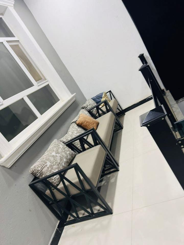 فرصة عقارية وسكنية مميزة في حي التقية الثالثة

متوفر الآن دار سكن للبيع – طابو صرف
بيت حديث بمواصفات ممتازة يلبي متطلبات السكن المريح والاستثمار الآمن.

🔹 المساحة: 200 متر مربع
🔹 عدد الطوابق: 3 طوابق
🔹 نوع البناء: كونكريت مسلح – بناء حديث

تفاصيل التوزيع الداخلي:
▪️ الطابق الأول:
غرفة نوم، مطبخ، حمام، استقبال، صالة، صحيات خارجية، وطارمة
▪️ الطابق الثاني:
غرفتا نوم، صالة، مطبخ ,حمام
▪️ الطابق الثالث:
غرفة عاملة

✨ مميزات إضافية:
✔️ البيت يُباع مع الأثاث بالكامل
✔️ يحتوي على منظومة طاقة شمسية
✔️ مطلوب إسكان 50 مليون

📍 الموقع:
حي التقية – مقابل بنزين خانة عبد الأمير عبيس
منطقة مخدومة بالكامل وجميع الخدمات متوفرة.

📞 للاستفسار أو المعاينة:
يرجى مراسلة الحساب مباشرة
أو الاتصال على: ***********
