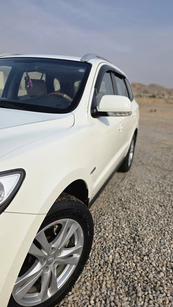 سلام عليكم. 
سنتافي موديل 2011 للبيع فقط بدون بدون مراوس
شركة العامه خليجيه 
مكفوله كفاله عامه بس بيه ملاحظات بسيطه 
سونار موفق معه الصور 
مواصفات السياره فتحه 
مكينه 4سلندر دوش 
ماشيه 172 حقيقي 
تحكم أستيرن 
مري شفط 
حساس خلفي 
شاشه +كامره خلفيه 
تبريد ثلاثه قطع مركزي 
لايت زنون عالي او ناصي 
ويل كب 5ويل كب 
تخم تاير جديد 
حداديه جديده 
تبريد شغال 
رقم سليمانيه دولي جديد شرط تحويل ثاني يوم 
مكان السياره/ ديالى منصوريه الجبل 
السعر 160 بي مجال 
الاستفسار عل رقم /***********
