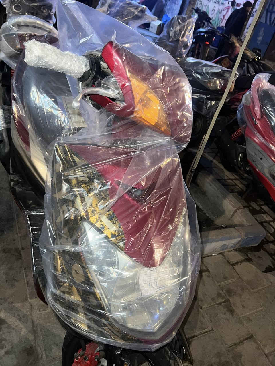 سلام عليكم 
سكنس فحل (رمبه )
نوزل خطين 
كفاله عامه للأخير 
لون كرزي مميز🍒
بيها وشمه بلاديه
بكلايت خليه احمر ومشمي بلادي
اشاير كصه برتقالي 
دراجه يوم 3 بشهر نازله من رمبه واوراق معرض موجوده
دراجه برغي ممفتوح بيها تجي وتقتنع يله تاخذ 
سعرها 1200 وبيها مجال بسيط حك الجيه 
***********
لواته ماريد بنص اليل
