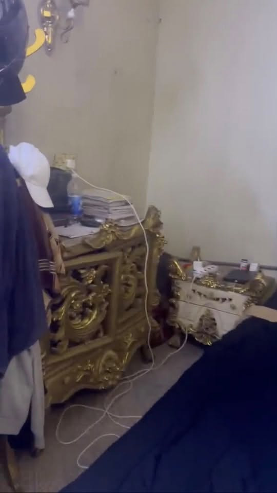 السلام عليكم غرفه مصريه للبيع نفرين تتكون من 6 قطع سعره 650 
الف مكانه الاعلام ***********
