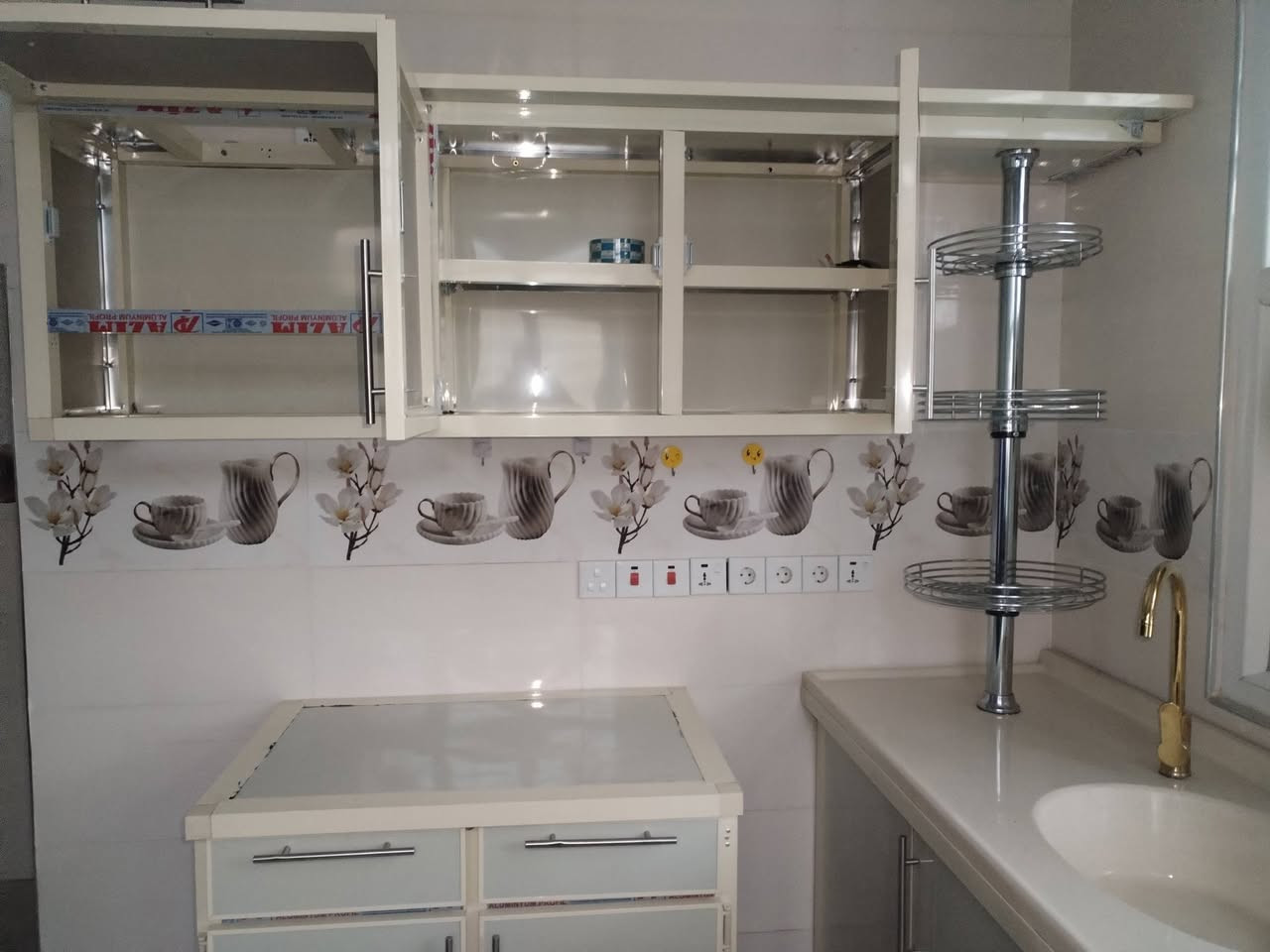 كاونتر غير مستخدم بعده جديد  فصلناه ب٣٧٥ اريده  ب275وبي مجال مكان مرشحة بي ومكان غسالة ومكان اطباق مع الخلاط هدية
***********
