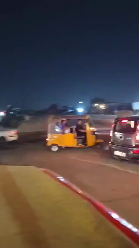 السلام عليكم قطعه ارض المساحه 82 الواجهه 5 والنزال 17 الموقع بدايه سبع اقصور اول متنزل للسده مشموله بالتبليط ثاني دربونه في المنطقه تصير 15بيت عن الشارع تقريبا (عقد)  الفرع 7مترات كلشي متوفر يمك كافه لخدماات مخضر فرن وان شاءلله ورى العيد تدخل الها خدمات مقرنص الرقم ***********
