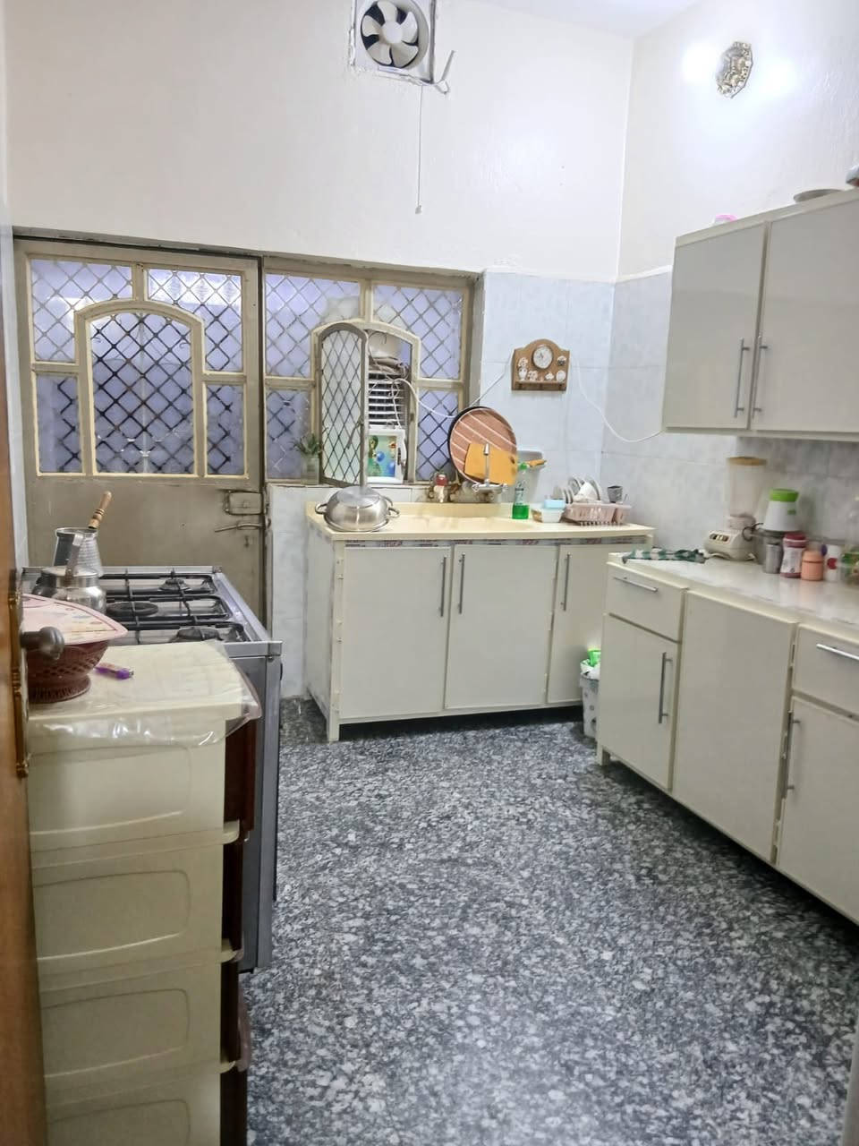 السلام عليكم
بيت ركن للبيع مساحة ١٠٠ متر مربع  المكان ام الكبر قرب جامع الفردوس مقابيل مركز الشرطة الجديد قريب جدا على الشارع العام 

تفاصيل البيت / الطابق الاول كراج- استقبال - حولي - مطبخ مستقل - غرفتين نوم بالطابق الارضي - حمام داخلي وصحيات خارجية 

الطابق الثاني / حولي - حمام - غرفة نوم كبيرة على عرض الغرفتين - سطح يرهم لبناء غرفتين 

ملاحظة  البيت يصلح ان يكون مشتملات عدد اثنين 

***********

واتساب متوفر
