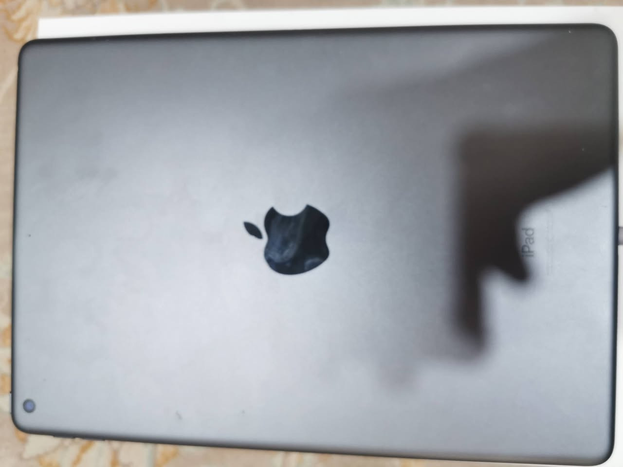 ايباد ٩ ذاكره 64 نظيف جدا كارتونه موجود مع لاصق اصلي وكيبل شحن الجهاز مكفول لا مفتوح لا مصلح  مكاني البصره رقمي *********** السعر 260 الف وبي مجال
