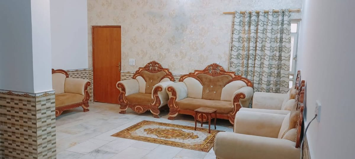 بيت للبيع ٢٠٠ متر غرفتين وصاله ومطبخ واستقبل وصحيات داخليه وخارجيه بيت كامل طابق واحد  شارع سديناويه يبعد عن سريع ١٥٠٠متر فرع مدرسة الامنيات ٣ فرع ثاني بيت عن ركن الهاتف ***********
