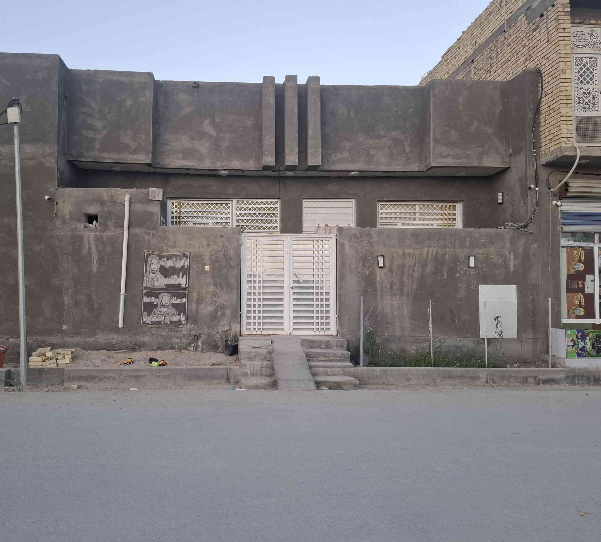 بيت للبيع مساحة ((((100م ركن وجه واحد ع شارع 20م وشارع 10م وساحه)))) بناء حديث طابوق كونكريت//// يتكون من غرفة وصالة واستقبال ومطبخ وصحيات وبيتونه //// العنوان الاسكان الصناعي منطقة الحرية ال3000 
السعر وصور البيت ع الخاص
***********
