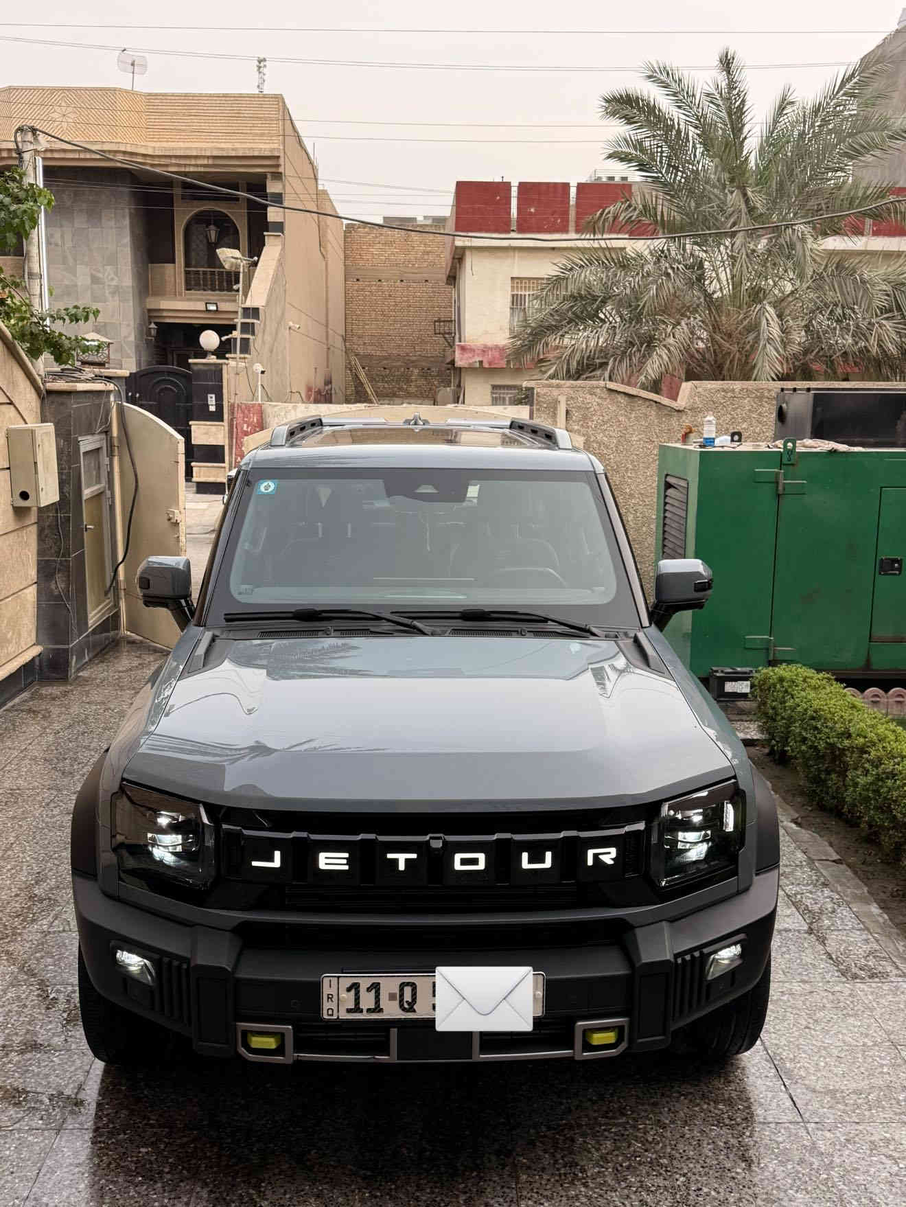 جيتور T2 2.0L LUXURY
رقم بغداد (مميز)
الموديل: 2025 (خليجي)
العداد: 24,500
المحرك: 4 أسطوانات L 2.0 تيربو 254 حصان حقن مباشر
عزم الدوران (نيوتن-م): 390
ناقل الحركة: اوتوماتيكي دبل كلاتش من 7 سرعات
نظام الدفع: نظام دفع رباعي متطور من BorgWarner
استهلاك الوقود: 8.8 لتر لكل 100 كم

المواصفات:
*فتحة سقف بانوراما 1.1م
*إطارات قياس 20 إنچ
*الصندوق شفط
*الشباك الامامي المضاء بجيتور 
*مثبت سرعة مع رادار تفاعلي
*نظام القيادة شبه الذاتية
*نظام الكبح التلقائي في حالة الطوارئ
*نظام تحذير الاصطدام الامامي والخلفي
*كاميرات محيطية 540 درجة
*حساسات أمامية وخلفية
*نقطة عمياء
*نظام تحذير مغادرة المسار
*نظام المساعدة للبقاء في المسار
*شاشة التحكم بقياس 15.6 إنچ
*شاشة القيادة بقياس 10.25 إنچ
*نظام صوتي متطور 12 سماعة من Sony
*نظام أبل كاربلاي وأندرويد أوتو لاسلكي
*نظام اوامر و تحكم صوتي
*مقصورة الركاب من الجلد الفاخر والكنتارا
*مقعد السائق والراكب كهربائي
*مقاعد السائق والراكب مبردة و مدفئة
*مقاعد السائق والراكب مزود بذاكرة لحفظ 3 وضعيات الجلوس
*إنارة ترحيبية مع إنارة محيطية متعددة الالوان
*عتبات الأبواب مضيئة
*مصابيح أمامية وخلفية أوتوماتيكية LED 
*التكيف التلقائي للضوء العالي
*نظام تقليل الضجيج النشط مع زجاح مزدوج
*المرايا الجانبية قابلة للطي كهربائياً ومدفئة
*دخول ذكي و تشغيل عن بعد
*خاصية إغلاق نوافذ وفتحة السقف عن بعد
*شاحن هاتف لاسلكي سريع
*نظام تنقية الهواء PM2.5 وفلتر N95
*مسند الذراع الوسطي مع ثلاجة
*انماط قيادة متعددة للطرق الوعرة
*وسائد هوائية امامية و جانبية عدد 6
*ماسحات الزجاج الأمامي مع حساس للمطر
*دوسات جانبية
*نظام الفرامل الأوتوماتيكي Autohold
*نظام التحكم بنزول المنحدرات
*نظام المساعدة لصعود المرتفعات
*نظام مراقية ضغط الاطارات

السياره عليها اضافات خارجية 
مكاني زيونه 
رقمي ***********
السعر 38,400,000 دينار عراقي
