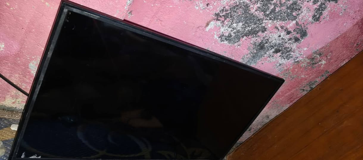 تلفزيون سمارت (Smart TV) للبيع - بحالة ممتازة
تلفزيون ذكي بنظام أندرويد، يتميز بدقة ألوان ممتازة وشاشة نحيفة وتصميم عصري. الجهاز نظيف جداً وشغال 100% بدون أي عيوب مصنعية أو خدوش في الشاشة.
​المواصفات والمميزات:
​النوع: Smart TV (يدعم تطبيقات الإنترنت).
​المنافذ: يحتوي على كافة المداخل الضرورية:
​منفذ HDMI (لأجهزة البلايستيشن والرسيفرات الحديثة).
​منفذ VGA (لتوصيله كشاشة كمبيوتر).
​منافذ AV و ATV.
​مداخل USB لتشغيل الأفلام والصور.
​النظام: واجهة عربية سهلة الاستخدام مع إمكانية إضافة تطبيقات.
​الحالة: مستعمل نظيف جداً (مثل الجديد).
​الملحقات:
​الريموت كنترول الأصلي.
سعر 80الف عنواني بصره ابو الخصيب


**إذا كنت صاحب هذا الإعلان وتريد حذفه لأي سبب، رجاءا أرسل رسالة إلى الدعم الفني**