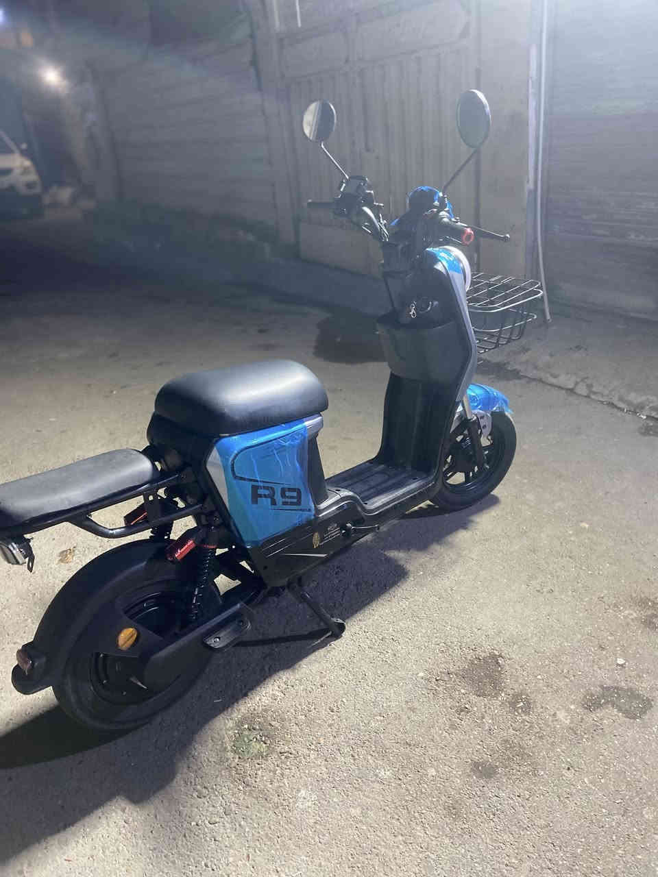 السلام عليكم للبيع ار 9 جديدة بل جيس وصل الشراء موجود 
قبل سبوع دراجة فول موصفات 

5 بطاريات كبار 
لايت زنون 
بريك امامي خلفي 
اشاير يمنة يسرة 
دبل إشارة 
نضام R(ترجع ليورة)
دراجة بعدهي جديدة وبلجيس رقمي *********** مكاني 
بغداد حي العامل
