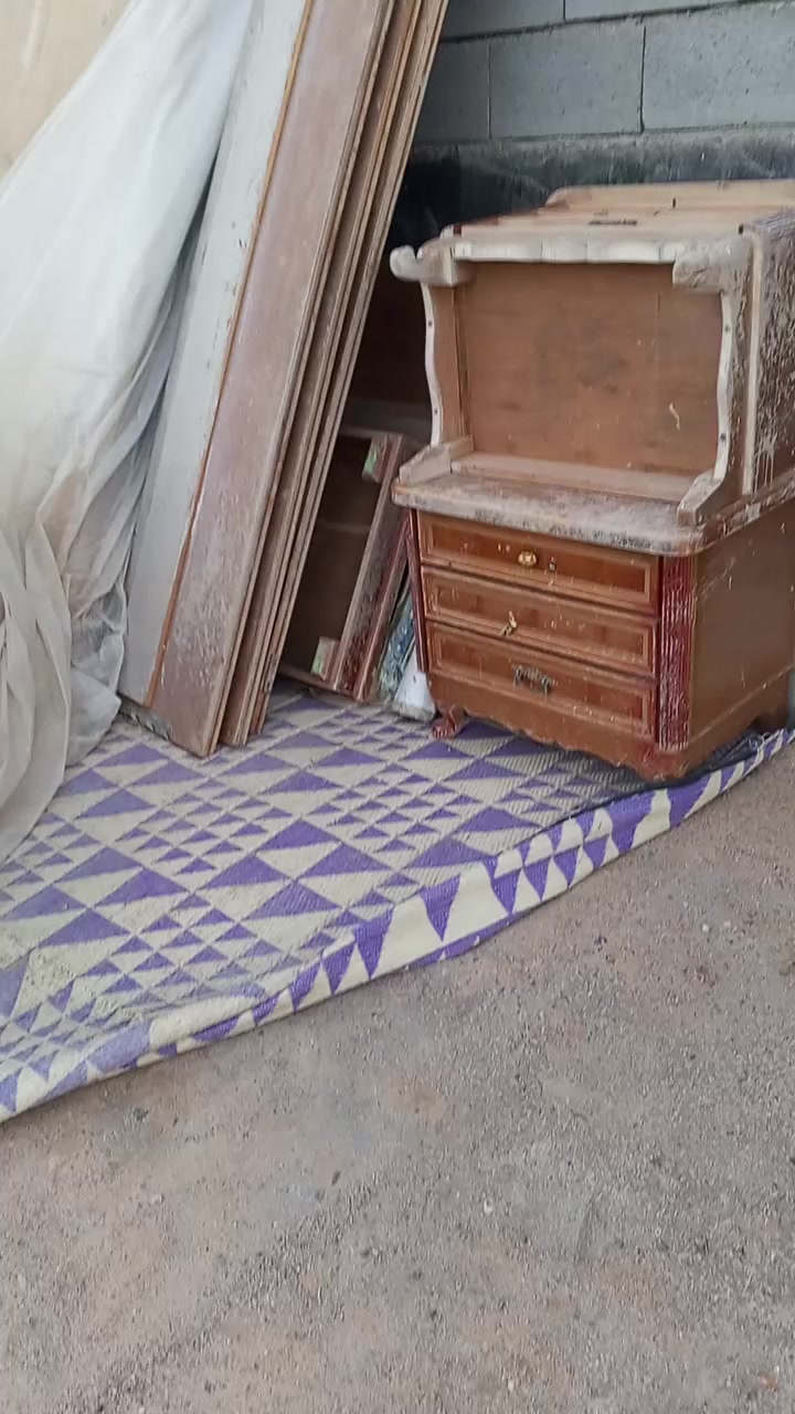 سلام عليكم غرفه اخشاب نوع ماليزي واذا تنصب الغرفه تتطلع احلى من المقطع  وبيع مستعجل جدآ السعر 500 وبيها مجال العنوان البصره الهارثه الرقم ***********
