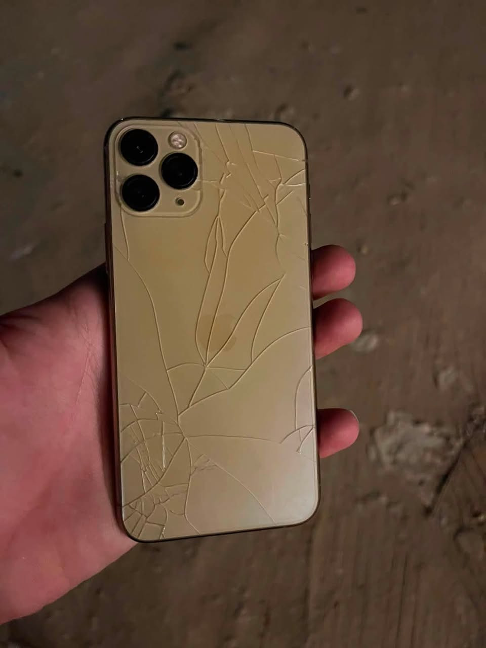 11 برو ذاكره ٢٥٦ بطاريه ٧٥ الجهاز تفحصه وتاخذه كلشي مبين بلتصوير متواجد فقط واتساب *********** السعر 190 وبي مجال
