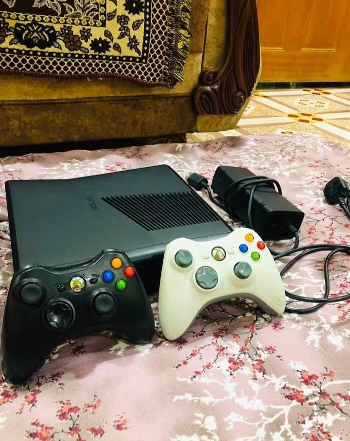 سلام عليكم للبيع اكس بوكس 360 شرط حيل حيل نظيف كلشش وياه يدتين ليزريات اصليات وكامل ملحقاته كيبل HD يحتوي على ذاكره 320 كيكا وبي 245لعبة وقابلة للزيادة ومكان قرص شغال نوعية سلم بصمة من افضل النوعيات مكاني كركوك رقم موبايل *********** سعره 120متواجد واتساب ماسنجر
