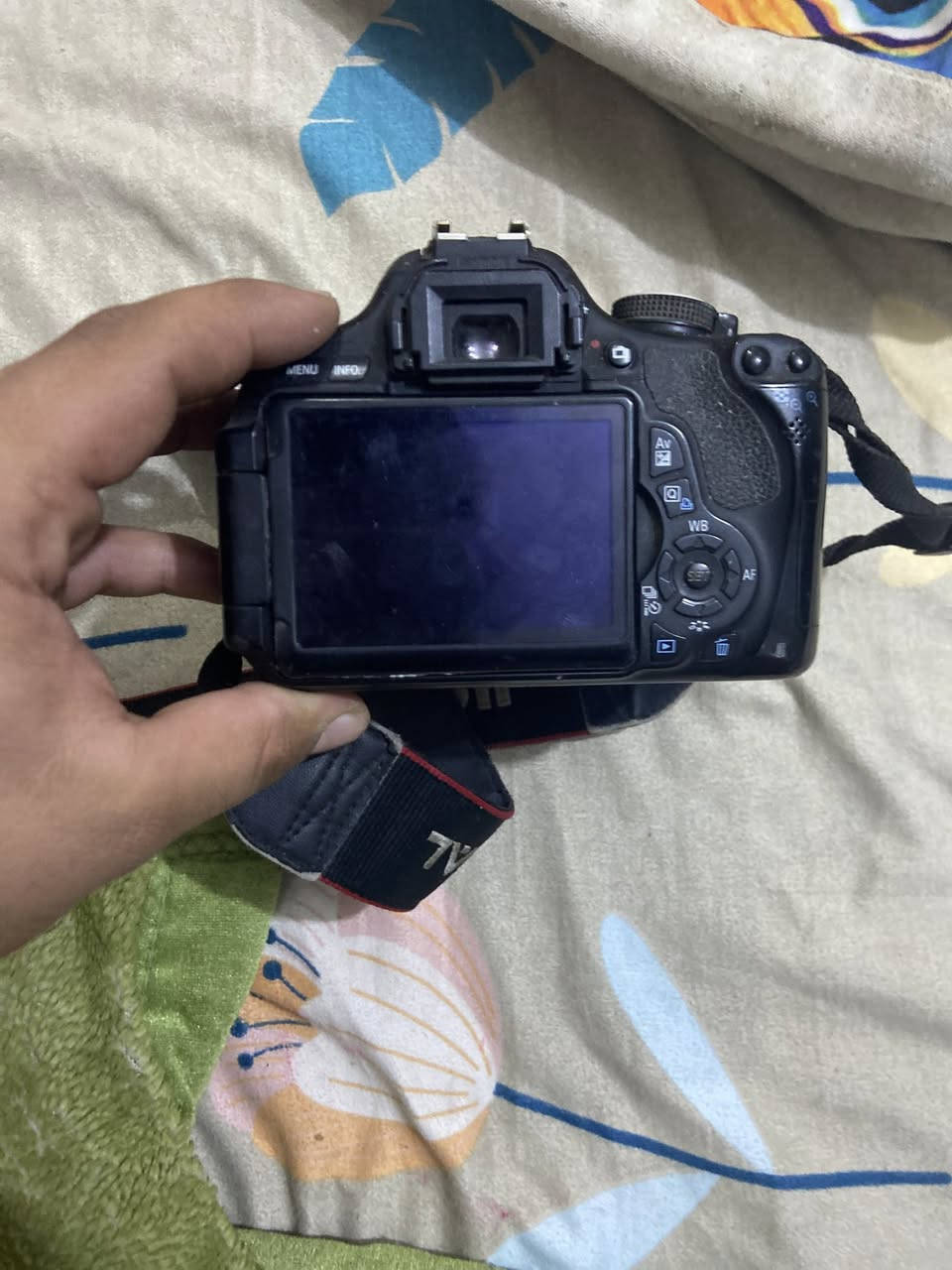 السلام عليكم كامره كانون للبيع نضيفه نقص بيها بس الشاحنه مال بطاريه موجوده جنطه مالتها السعر ٢٨٠وبيها مجال الاستفسار ***********بي واتساب
