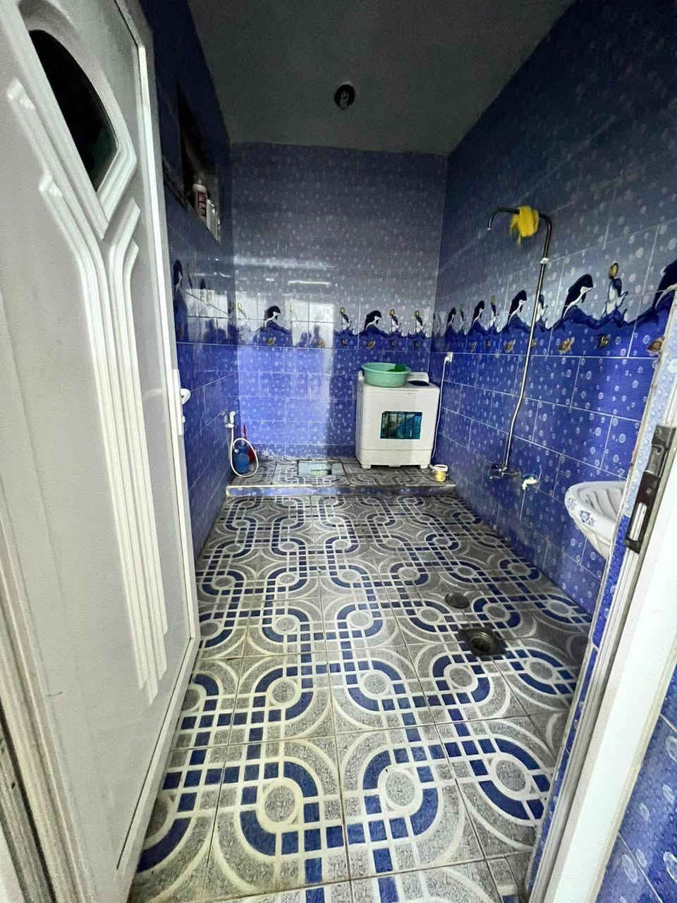 السلام عليكم بيت للبيع واسط حي الحكيم شارع عطوف يحتوي على غرفتي النوم وصاله واستقبال وصحيات وطرمه بناء حديث بناء طابوق مساحه البيت 200 كافه خدمات من مجاري من كهرباء مرقم قبل البلديه يبعد عن الشارع 300سعر 62 وبي مجال المراجعه دلاليه سيد حيدر***********
