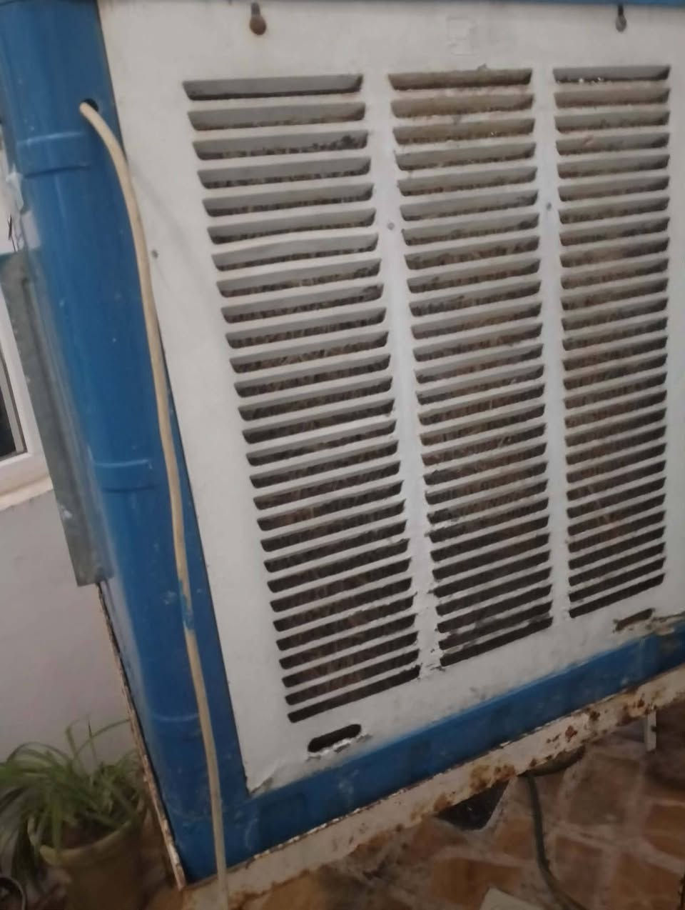 كشر مبردة نظيف مع قاعدة حديد حجم 2 ونص للبيع حي الوحدة
***********
