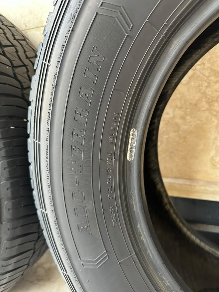 السلام عليكم 
٣ تايرات دنلوب ياباني dunlop 
انتاج نهاية 2024 جدا طري وناعم 
نظافة 95% مكفول من البنجر او اي مشاكل اخرى وعلى الفحص 
القياس 
265/65/18 
السعر 140 الف والتوصيل مجاني داخل بغداد شرط الفحص 
***********

