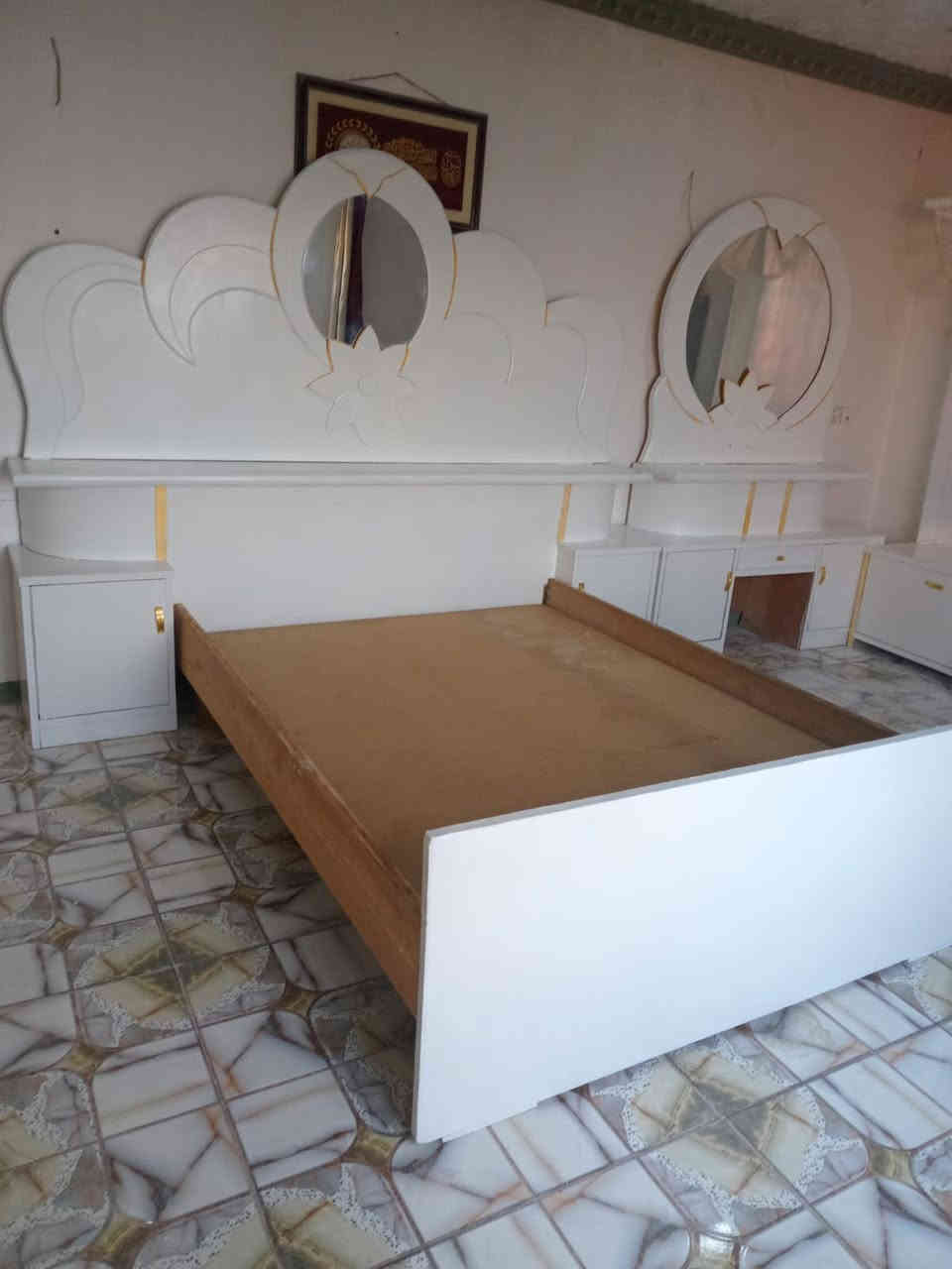 غرفة اخشاب للبيع 
المكان، السدة الهندية منطقة العلگاية
السعر، 600 وبيها مجال
رقم التواصل *********** ‏
