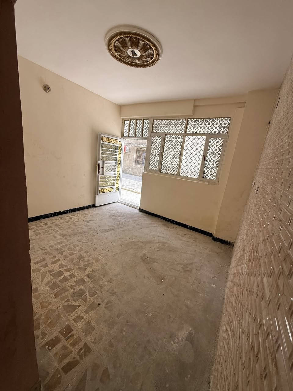 السلام عليكم
يتوفر مشتمل للبيع 
مساحه 50متر 
واجهه4.25 
البيت جاهز للسكن 
الطابق الارضي 
استقبال 
ومطبخ وخدمات 
وغرفه نوم 
طابق ثاني 
غرفه نوم 
وسطح 
بغداد الجديده شارع المسبح 
قرب مدرسه البحتري 
للاستفسار الاتصال على الرقم
***********
