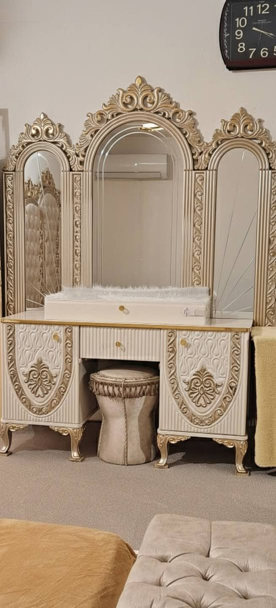 غرفة نوم ٩ قطع بحالة جيدة ذات لون بيضاء وشمباني تركي الصنع درجه اولى للبيع
لمزيد من التفاصيل الاتصال على الرقم 
*********** بعقوبة, ديالى
