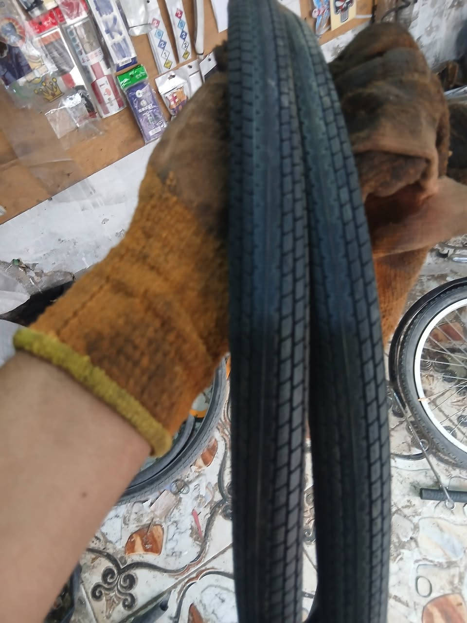 تايرات للبيع سعر مناسب زوج ب١٠ و١٥
احجام ٢٠ و٢٦ و٢٧ و٢٧.٥ 
٢٩ 
 ٢٨ 
متوفر توصيل


**إذا كنت صاحب هذا الإعلان وتريد حذفه لأي سبب، رجاءا أرسل رسالة إلى الدعم الفني**