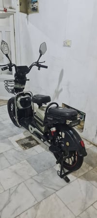 دراجه شحن حجم عشرين للبيع البطاريه بيها 6 باتريات لي يريدها لتصال على ...