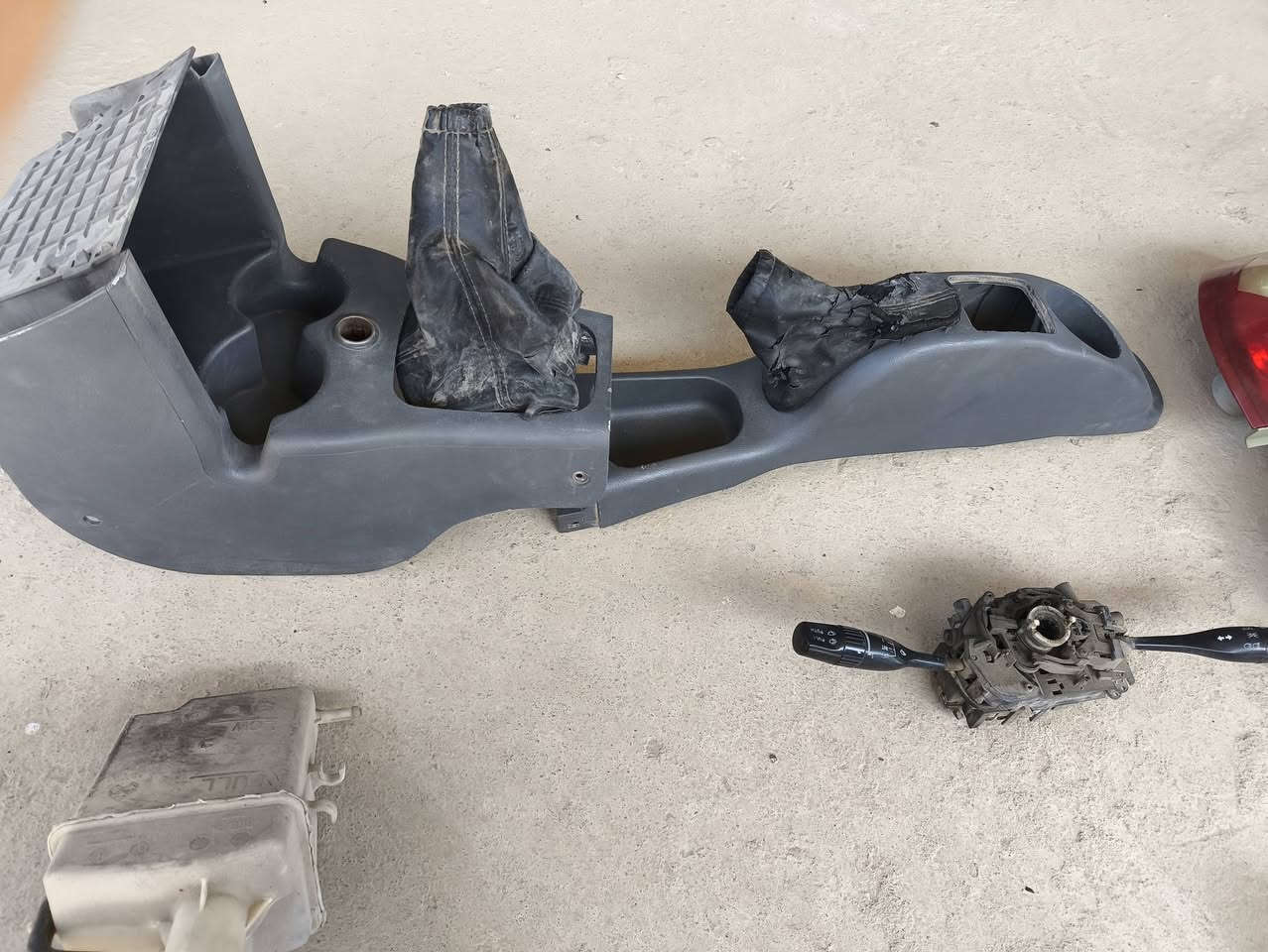 السلام عليكم متوفر ادوات طيبة مستعملة للبيع كما موضع بالصور للبيع رايدهن كلهن ب75 الف وبيهن مجال حك الجية مكاني بصرة الجزيرة 
رقم الهاتف ***********
