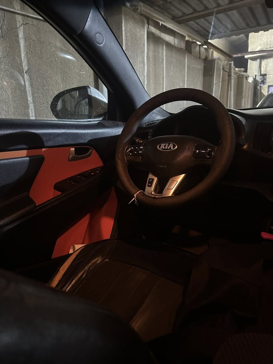 السلام عليكم سبورتج خليجي موديل 2013 بيها قطعتين صبغ ووحده تبديل (البنيد صبغ  وجاملغ خلفي وجاملغ امامي تبديل )سياره نص فول حساسات تحكمات كامره ثلاجه اشاير ب مري كير ٦نمر محرك٢٠٠٠دوش تواصل خاص او اتصل على رقم ***********
