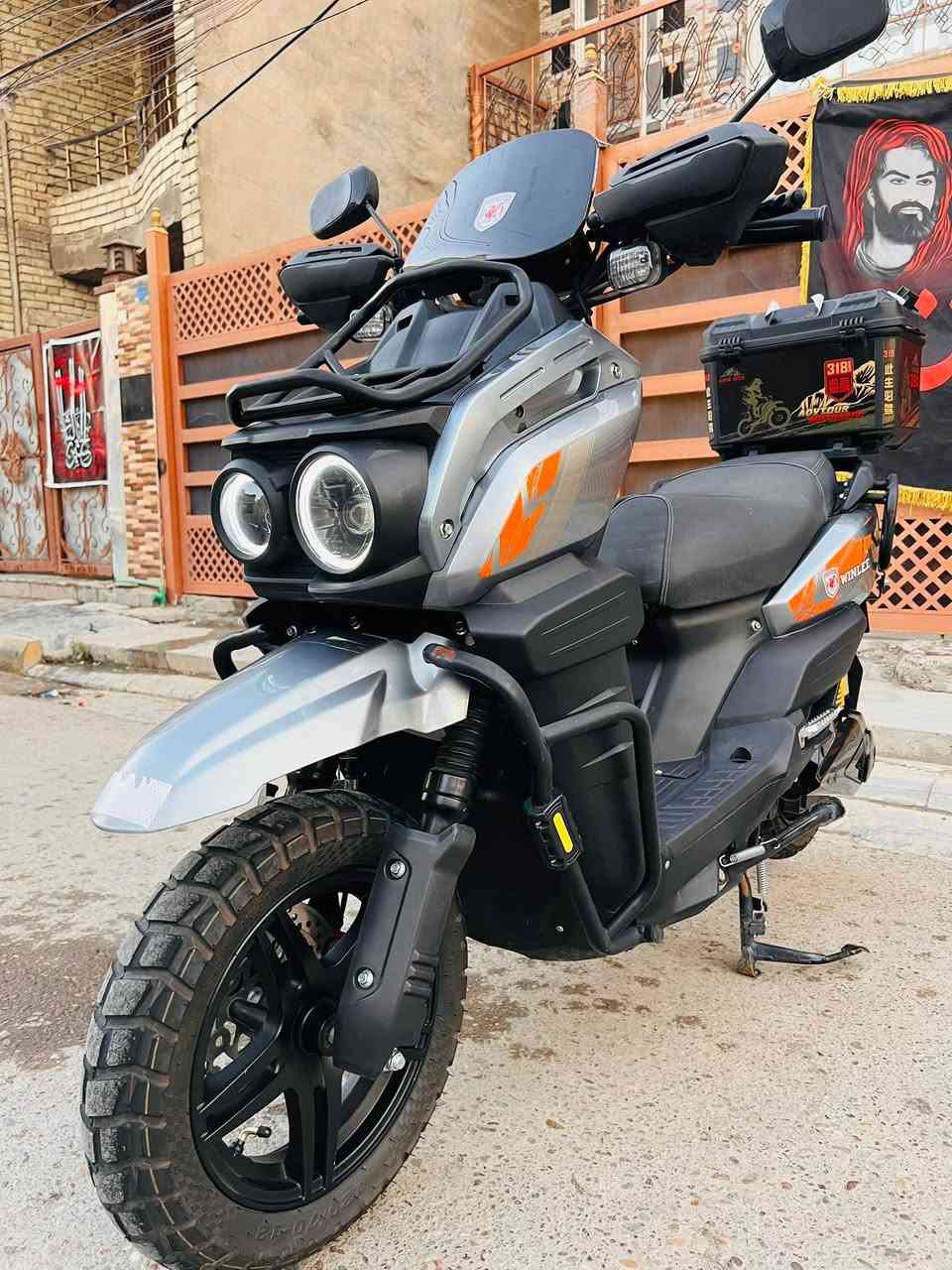 سلام عليكم ورحمه الله وبركاتو 
دراجه شحن نوع اباتشي 2026 
شركه WINLEE شركه معروفه 
ملف 2500 عدد البطاريات 6 مسطره 
عدد النمر 1.2.3.R نضام البك 
بلوتوث اشاره دبل اشاره عالي ناصي 
دراجه ماشي شي قليل تاير جبلي 
جنطه خلفيه دبل سويج +بصمه+ كارت
السعر مليون و150 بيه مجال جدا بسيط 
مكاني بغداد الزعفرانيه ***********
