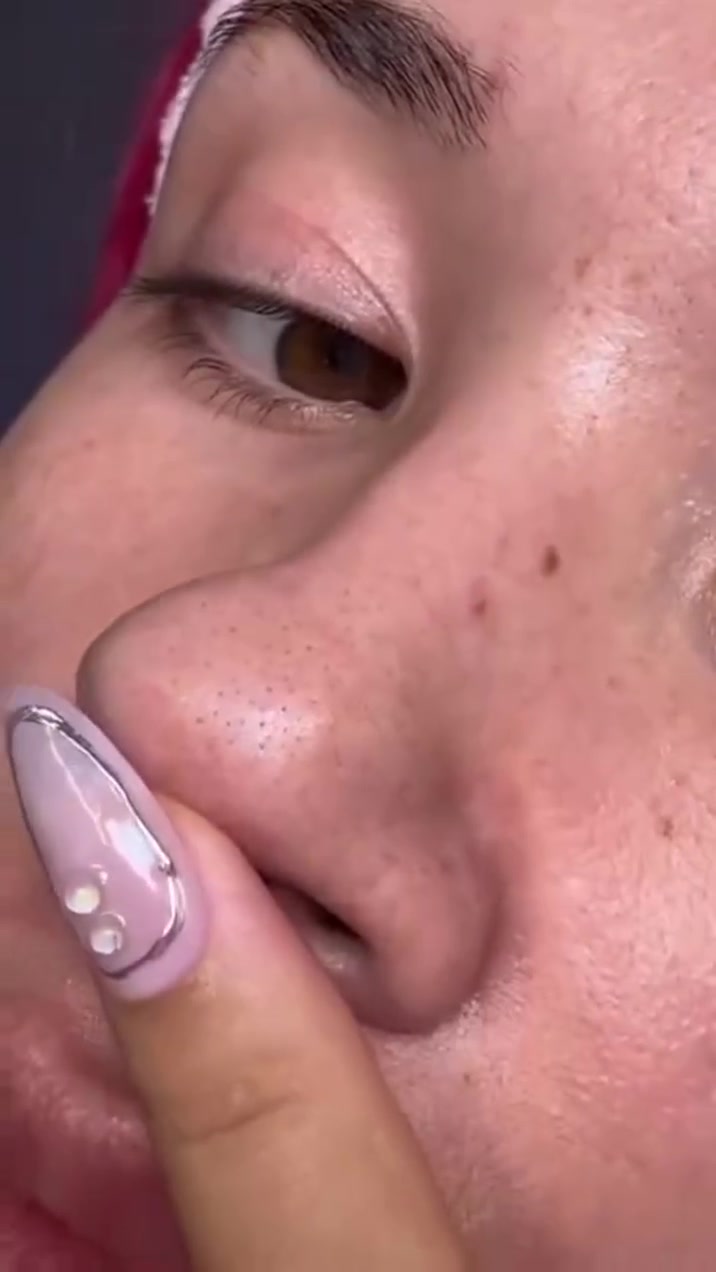 ✨ غسول سنتيلا الزيتي من SKIN1004 – تنظيف لطيف وفعّال للبشرة

✨هذا الغسول الزيتي خطيرررر بنات غسول زيتي بالسنتيلا 🤍هو منظف زيتي خفيف الوزن، مصمم خصيصًا لإزالة المكياج، الأوساخ، الزيوت الزائدة، وبقايا واقي الشمس بلطف دون التسبب في تهيج البشرة. سحر في الرؤوس السوداء والبيضاء ￼ 
مناسب لجميع انواع البشرة لتنظيف العميق للبشرة وازالة الشوائب 💫

✅يحتوي على السنتيلا ازياتكا او السيكا و 6 أنواع من الزيوت النباتية التي توفر الترطيب والتغذية لشعور بشرة منتعشة ونظيفة بعد الغسل ، يكون للبشرة توازن بين الماء والزيوت ، ولهذا لا يسبب جفاف  بعد الاستخدام بفضل م ستخلص سينتيللا ، فإن الزيت له تأثيرات مضادة للالتهابات ويمنع تكوين حب الشباب والطفح الجلدي

✅ المميزات:
•تنظيف عميق:
•يذيب المكياج الثقيل
  •والأوساخ، والزيوت الزائدة بفعالية، مما يترك البشرة نظيفة ومنتعشة.
•يساعد على تهدئة البشرة وتغذيتها.
•مناسب للبشرة الحساسة: خالٍ من المواد الكيميائية القاسية، ولا يسبب انسداد المسام.
• قوام خفيف: يتميز بقوام زيتي خفيف يشبه الماء، مما يجعله مناسبًا لجميع أنواع البشرة، خاصةً الحساسة والجافة
•مضادة للالتهابات ويمنع تكوين حب الشباب والطفح الجلدي
•يعمل على ازالة الرؤوس السوداء والبيضاء
#الاصلي المنشأ كوريا 🇰🇷💯


**إذا كنت صاحب هذا الإعلان وتريد حذفه لأي سبب، رجاءا أرسل رسالة إلى الدعم الفني**
