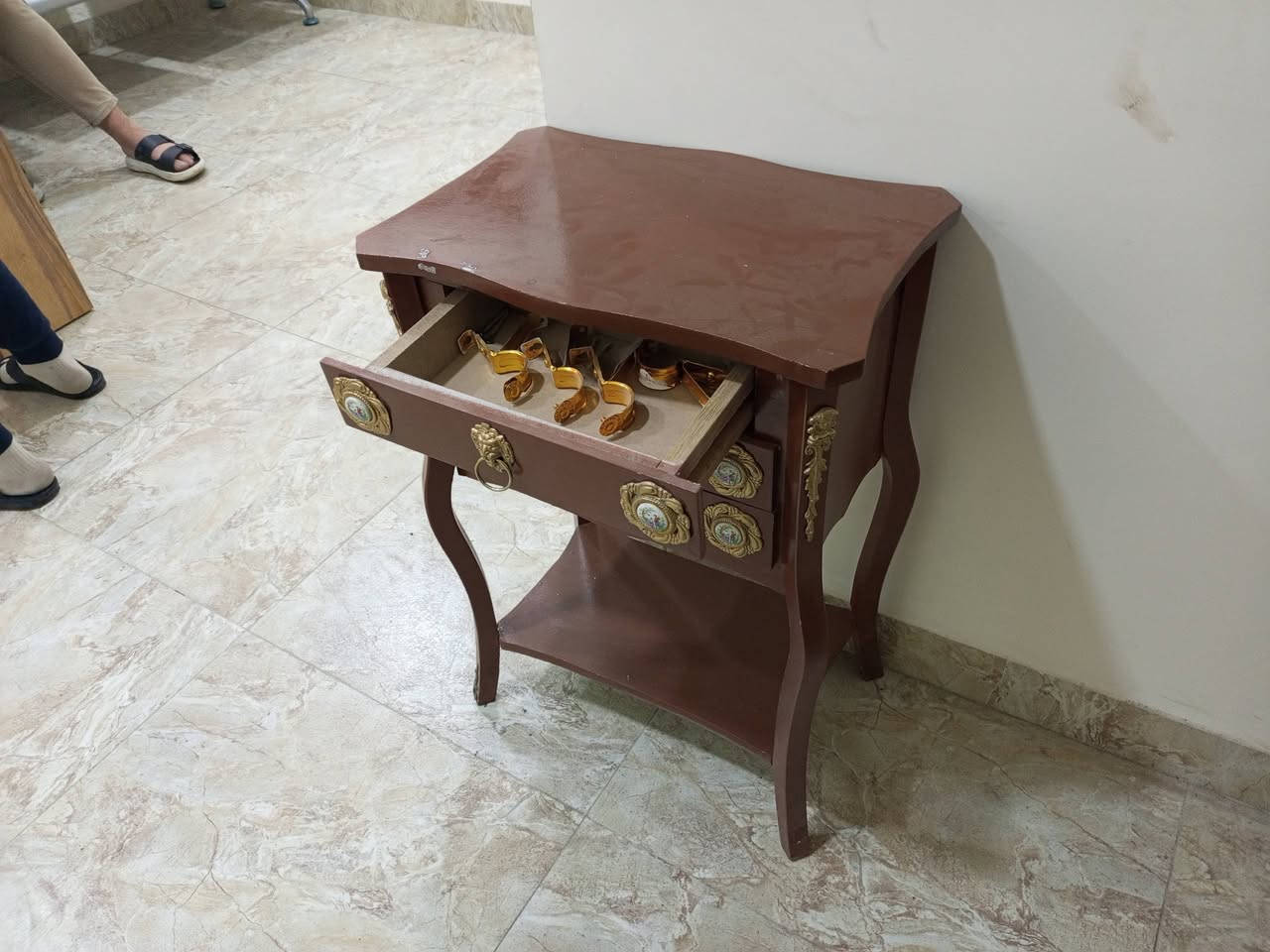 سلام عليكم شباب هاي القطعه للبيع نضيفه فول شرط الفحص انتيكه حلوه سعره 20 الف اي  استفسار خاص او على الرقم ***********
