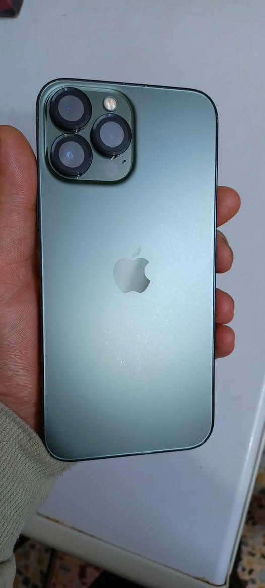 سلام عليكم عندي ايفون 13 برو ماكس امريكي لون مميز زيتوني ذاكرة 256 وبطارية 86 بلاد  الجهاز البارحه بدلتله كلاس الشاشه فقط كلاس الشاشه مالته اصليه مابدله واليوم فتحت الاصق من الشاشه لكيت بي هذن نقط ثنين واضحات بل صور  الجهاز كله شغال وعلى الفحص فيس ايدي شغال نت مخابره تجي تفحصه وين ماتريد ودي براحتك رايده 550 قفل رقمي *********** بل حسينية مال راشديه
