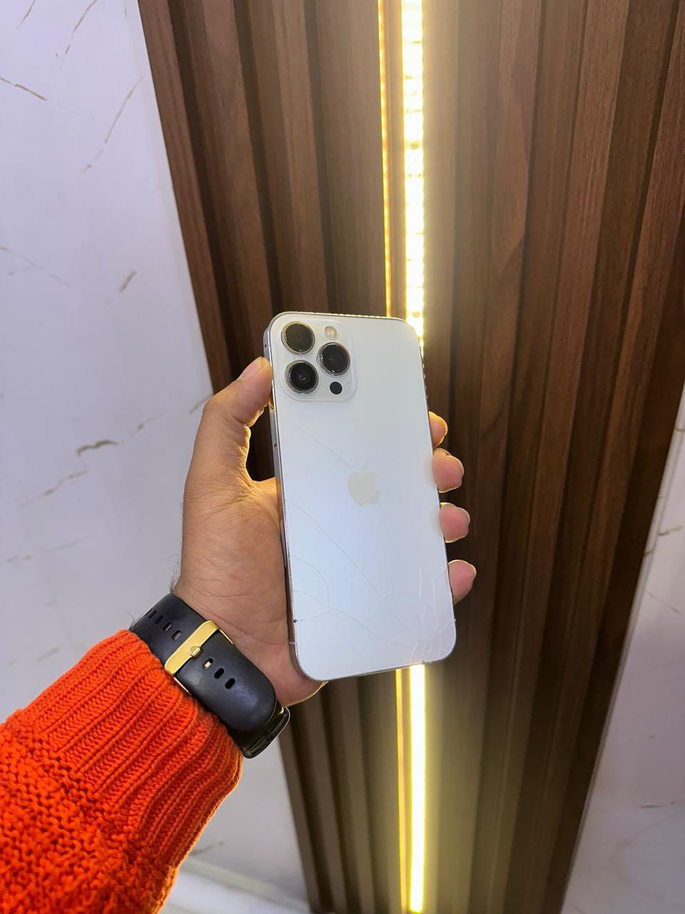 سلام عليكم مراوس فقط 
ايفون 13 برو ماكس لون ابيض 
ذاكرة/ 512 
جهاز كله بلادي فقط مبدل بطاريه اصليه 100 
وضهر مفطور فقط للمراوس ويا 14 برو ماكس كون نضيف ***********
