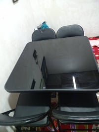 طاوله نظيفه كزاز وياها اربع كراسي تطبق هي والكراسي مثل ما واضحه بالصور...