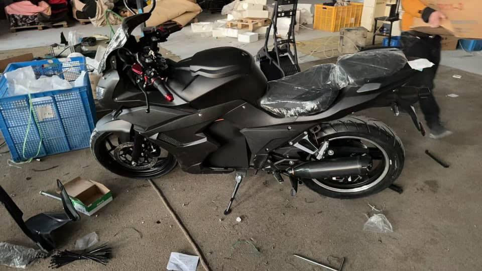 بطح شحن ملف ٣٠٠٠ بطارية ٤٥ امبير عادية مو ليثيوم تشغيل عن بعد دبل سويج كزوز صوت فلانجات امايمي وخلفي سرعه ١٧٠ وحقيقي ١١٠ سعر الدراجه مليونين و 50 وبيهة مجال رقم هاتف*********** او خاص
