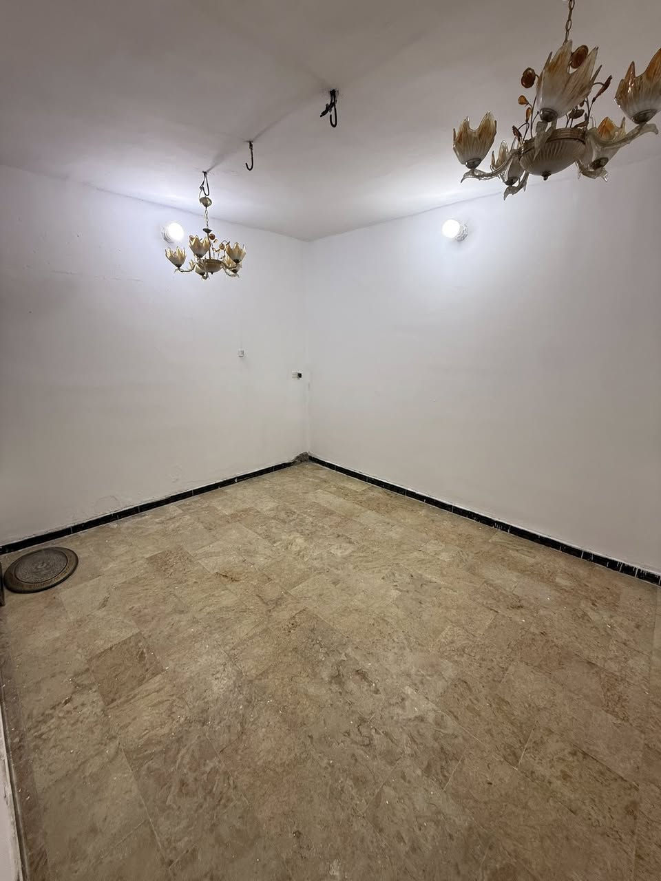 دار للايجار النجف حي السواق ١٠٠ متر يحتوي على غرفتين نوم وصاله واستقبال ومطبخ الاستفسار مكتب النقاء ***********
