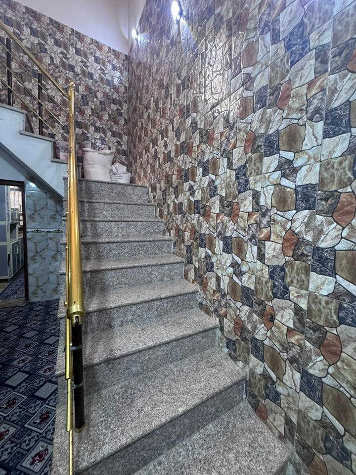 دار للبيع ١٥٠متر طابقين يحتوي الطابق الارضي غرفه ومجمع صحيات وصالحه ومطبخ والطابق الثاني غرفه ومجمع صحيات وبيتونه نادر الثانيه منطقه نور الحسين للاستفسار الاتصال ***********
