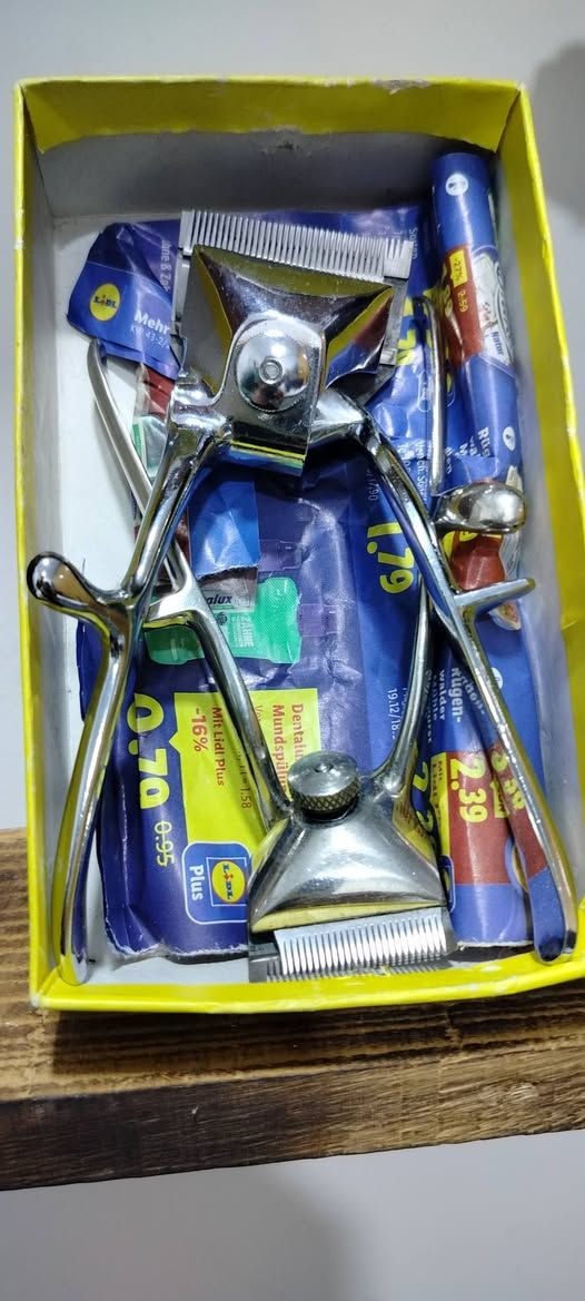 مكائن حلاقة عدد 2 جديد بالكارتون
انتاج المانيا صناعة ثلاثينات 
التفاصيل والسعر مراسلة الواتس اب 
***********
