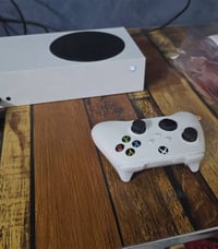 Xbox seris s 1 تيرا اصدار 2024 شهر ١١  استعمال قليل الجهاز نظيف جداً ا...