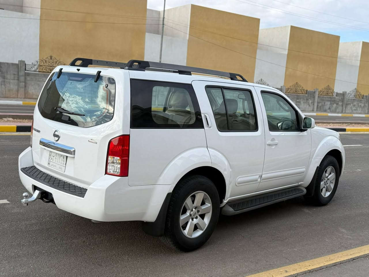 نيسان بافندر 2011 كفاله عامه
رقم بغداد تحويل مباشر 
عداد المسافه : 83 الف km حقيقي 
حجم المحرك : 6 سلندر 4000 دفع خلفي 

المواصفات ..
شاشه - CD - مسجل - كامره خلفيه 
كرسي سائق كهرباء - مقاعد جلد بلاد 
7 راكب - تبريد 3 قطع - مري تحكم كهرباء
تحكم ستيرن - حساس ضغط الإطارات 
ويل كب - هوك خلفي - سنتر لوك 
تخم ارضيات الشركة والكتلوكات كامله
السياره نضيفه جدا وعليها ادامه كامله 
 مكفوله من الصبغ والتبديل والايرباك 

     السعر (( 135 ورقه )) 
*********** مكانها كربلاء
