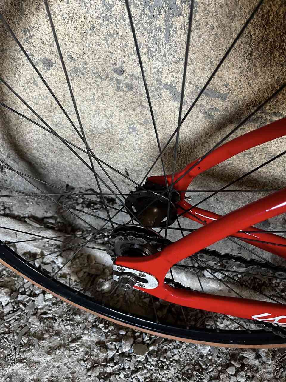 السلام عليكم فكسد بايك 

•    الحالة: نظيفة جداً.
•    الفريم: نظيف جداً، قياس L، ارتفاع 53 سم.
•    العجلات (Wheel): ميردا طبقتين.
•    الصينية: Skeace مميزة 48 سن.
•    السرج وبوري السرج: كاربون توسيك.
•    الجنزير: KMC معروف.
•    التواير: كتان.
•    السعر: 340 دينار عراقي (قابل للتفاوض).
للتواصل: واتساب على الرقم ***********
