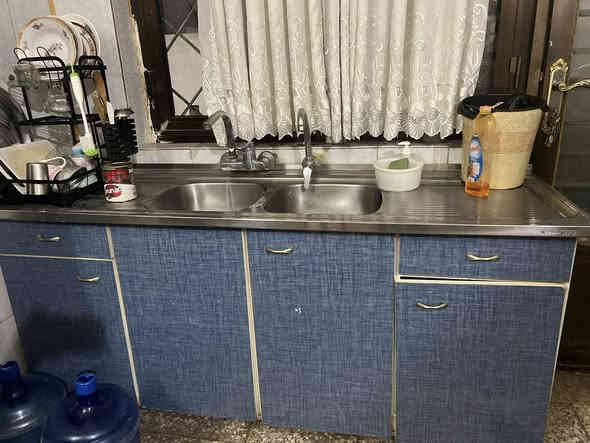 السلام عليكم 
بيع مستعجل لغرض  ظروف خاصة 
سعر القنفات ٦٠٠ الف
سعر ميز الطعام ٧٥٠
سعر معرض مع المراية ٧٥٠
العنوان بغداد / المنصور 
الاتصال / ***********
