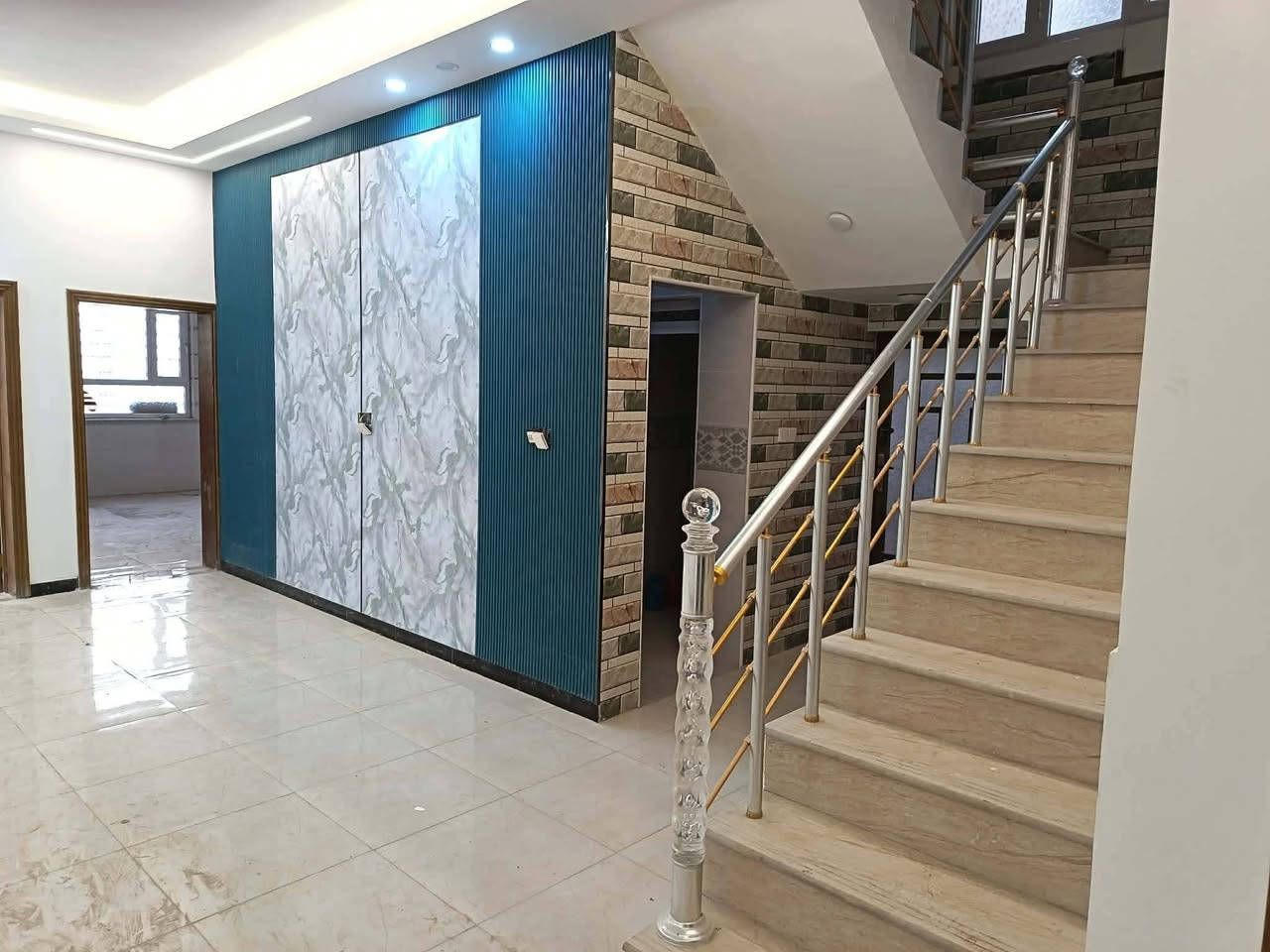 دار للبيع مجمع إسكان الدوح شارع النخيل المساحه ٢٥٠ م بناء سنة ٢٠٢٣ غير مطلوب يعني حر للاستفسار الاتصال على الرقم ***********
