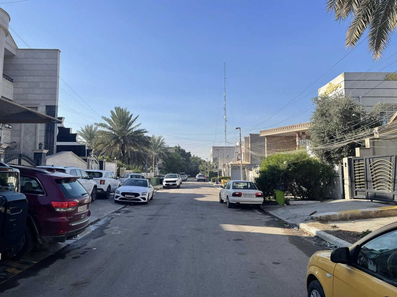 للبيع دار مودرن بناء 2023 فول درجه اولى مدخلين المساحه 150 متر الواجهه 5 متر والنزال 30 متر ارتفاع السقف 3,60 متر مرمر من الكراج للسطح يحتوي الطابق الأرضي على كراج واستقبال ومطبخ وهول حولي والمنور جام ضد الرصاص مسوينه مطبخ حار وصحيات وغرفة نوم سويت والطابق الثاني ثلاث غرف نوم ثنين اكبار وسويت والغرفه الثالثه صغيره مال اطفال وبيتونه وسطح
الموقع شارع فلسطين محله 503 النيل مدخل التربيه مقابل صالون اربدو ثاني فرع عاليمين خلف أسواق تفاحه 

للاتصال *********** او *********** شركة الخيمه للعقار السعر عالخاص او مراسلة عالواتساب والماسنجر
